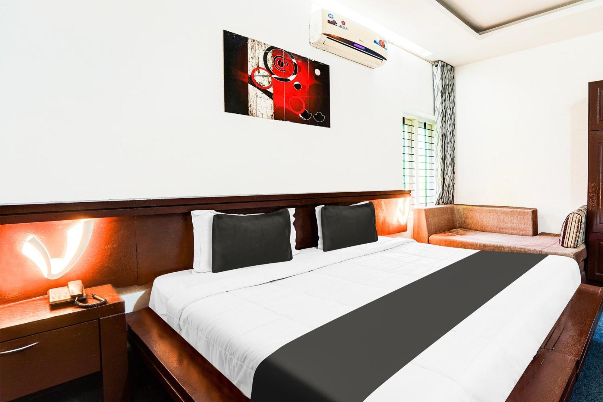 Hotel Super Collection O Kazhakuttam Near Al Saj Convention Centre Andurkonam Exterior foto